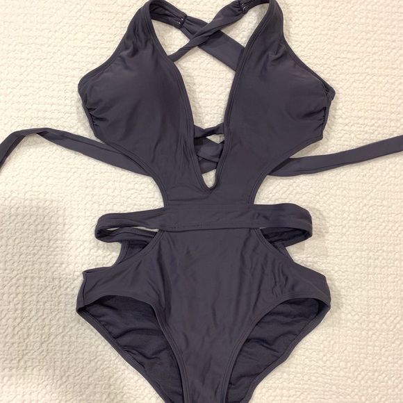 Monokini cut out one piece swimsuit - Picture 2 of 4